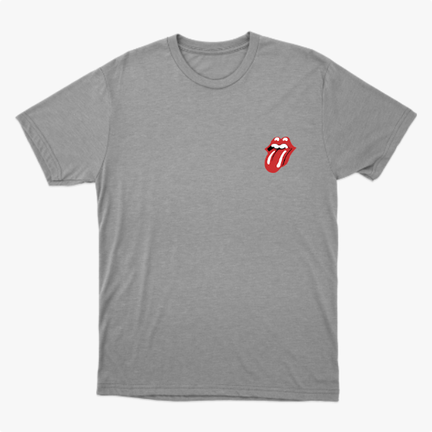 Camiseta com estampa frontal de boca com lábios entreabertos e língua para fora, criando um visual icônico e arrojado na parte superior esquerda.