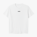 Camiseta com estampa frontal de logotipo estilizado em formato de texto pequeno e minimalista no centro superior.