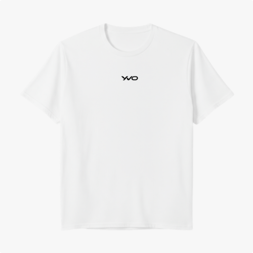 Camiseta com estampa frontal de logotipo estilizado em formato de texto pequeno e minimalista no centro superior.