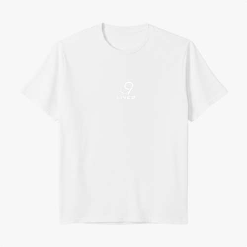 Camiseta com estampa frontal de logotipo minimalista com texto estilizado e estampa traseira de jogador de esportes em ação, cercado por elementos gráficos dinâmicos.