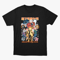Camiseta com estampa frontal de personagens de anime em poses dinâmicas, rodeados por símbolos japoneses e detalhes florais, com texto em destaque.