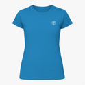 [Camiseta] com estampa frontal de símbolo geométrico com letra estilizada e estampa traseira de rosto icônico pixelado, acompanhado de texto discreto.