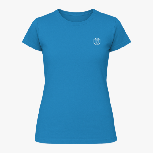 [Camiseta] com estampa frontal de símbolo geométrico com letra estilizada e estampa traseira de rosto icônico pixelado, acompanhado de texto discreto.