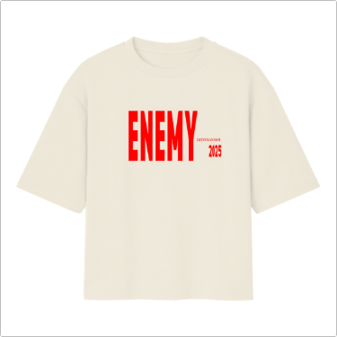 Camiseta com estampa frontal de "ENEMY LONDON 2025" em letras grandes e arrojadas.