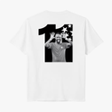Camiseta com estampa traseira de número grande acompanhando imagem central de jogador de futebol em pose alegre, ladeado por estrelas estilizadas.