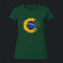 Camiseta com estampa frontal de girassol envolvendo parte de um globo com bandeira detalhada por estrelas e lema, desintegrando-se em fragmentos verdes.
