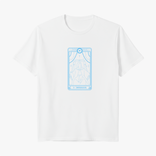 Camiseta com estampa frontal de ilustração de carta de tarô, representando um personagem sentado em um trono com detalhes geométricos e ornamentos.