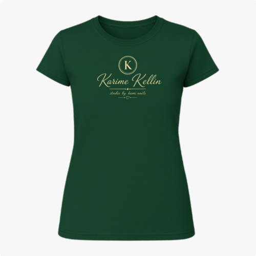 Camiseta com estampa frontal de um logotipo circular com a letra "K" centralizada, seguido do nome estilizado "Karime Kellin" e frase adicional.