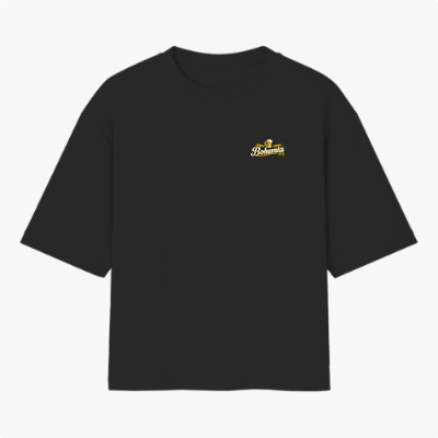 Camiseta com estampa frontal de um pequeno logotipo detalhado centralizado, trazendo elementos textuais estilizados e um ícone sutil acompanhado.