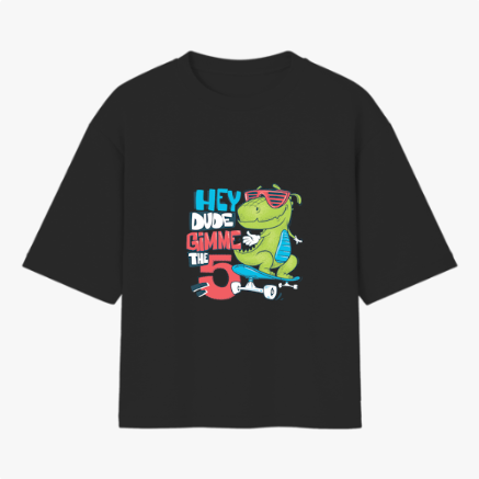 Camiseta com estampa frontal de um dinossauro andando de skate, usando óculos de sol e ao lado das palavras "Hey Dude Gimme the 5".