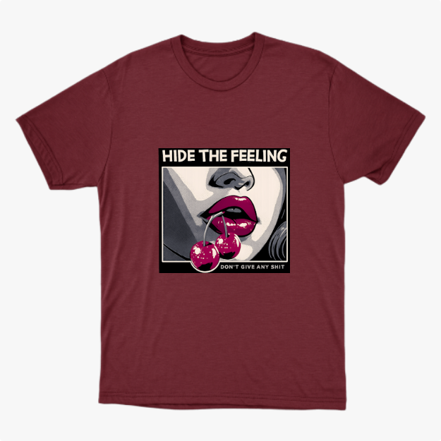 Camiseta com estampa frontal de close de rosto com lábios destacados e cerejas, acompanhada das frases "HIDE THE FEELING" e "DON'T GIVE ANY SHIT".