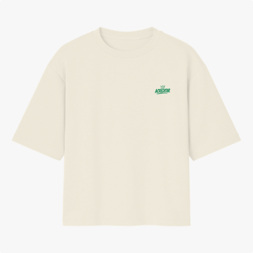 Camiseta com estampa frontal de pequena coroa e "ACREDITAR" estilizado, e estampa traseira de jogador com coroa, cores vibrantes e mensagem inspiradora.