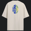 Camiseta com estampa frontal de uma pequena impressão digital acompanhada do texto "Brasil no DNA" e estampa traseira maior do mesmo padrão.
