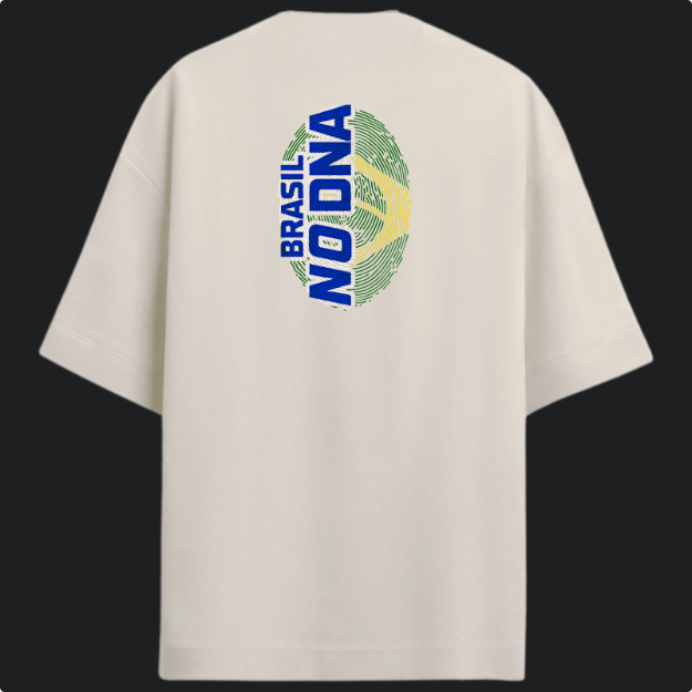 Camiseta com estampa frontal de uma pequena impressão digital acompanhada do texto "Brasil no DNA" e estampa traseira maior do mesmo padrão.