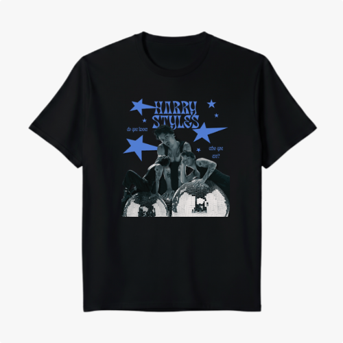 Camiseta com estampa frontal de três pessoas em preto e branco sobre os tambores, cercadas por estrelas azuis e texto estilizado "Harry Styles".