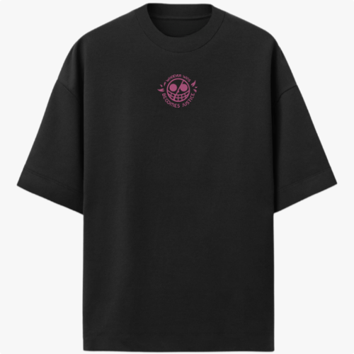 Camiseta com estampa frontal de logotipo circular com elementos de folhas e texto ao redor e estampa traseira de figura sombria com fundo circular abstrato.