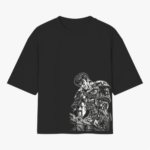 Camiseta com estampa frontal de personagem em armadura detalhada e estampa traseira com texto estilizado em escrita gótica chamativa.