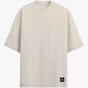 Camiseta com estampa frontal de pequeno logotipo minimalista e estampa traseira de ilustração artística de rosto masculino entrelaçado com elementos geométricos e tribais.