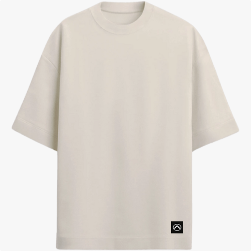 Camiseta com estampa frontal de pequeno logotipo minimalista e estampa traseira de ilustração artística de rosto masculino entrelaçado com elementos geométricos e tribais.