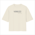 Camiseta com estampa frontal de texto estilizado "Lizzye Corp." em letras maiúsculas, acompanhado de caracteres japoneses e um desenho semi-ovalado.