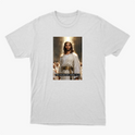 Camiseta com estampa frontal de figura central com cabelos longos e barba, cercada por pessoas em trajes claros, sobre fundo luminoso; texto pequeno na parte inferior.