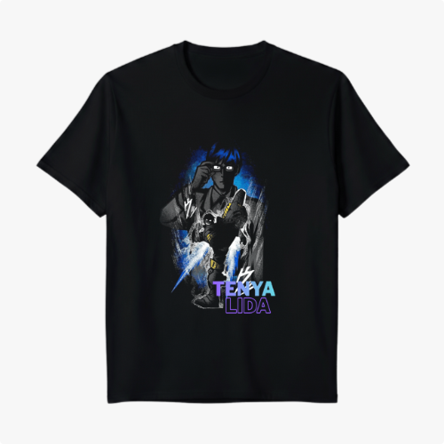 Camiseta com estampa frontal de personagem estilizado em ação, com detalhes elétricos e nome “Tenya Iida” em diversas fontes abaixo.