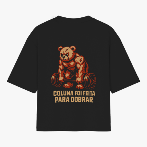 Camiseta com estampa frontal de letras estilizadas em destaque e estampa traseira de urso musculoso levantando peso, acompanhada pela frase motivacional.