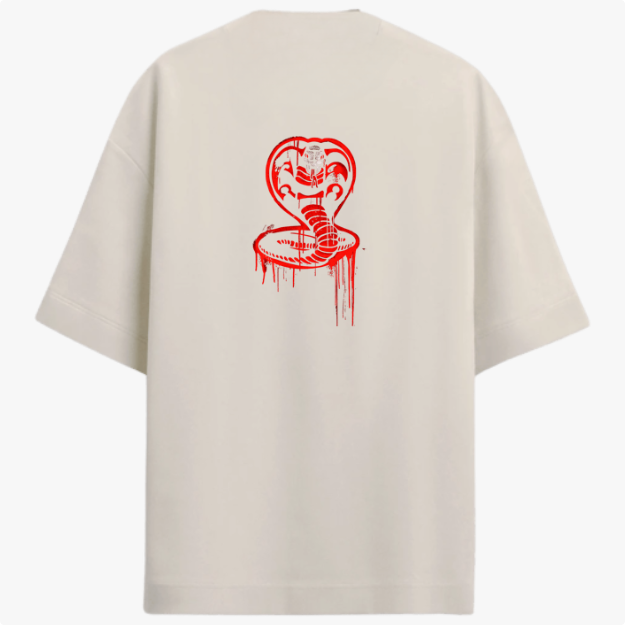 Camiseta com estampa frontal de "No Mercy Club" em estilo gotejante e estampa traseira de cobra desenhada com detalhes ousados em estilo gráfico.