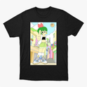 Camiseta com estampa frontal de personagem de cabelo verde e roupa casual em uma rua colorida, com sol sorridente no céu e detalhes urbanos vibrantes.