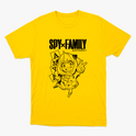Camiseta com estampa frontal de personagem animado de cabelo rosa, cercado por blocos com letras coloridas, sobre o texto "SPY x FAMILY".