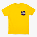 Camiseta com estampa frontal de letras estilizadas acompanhadas por um padrão geométrico vibrante em segundo plano.