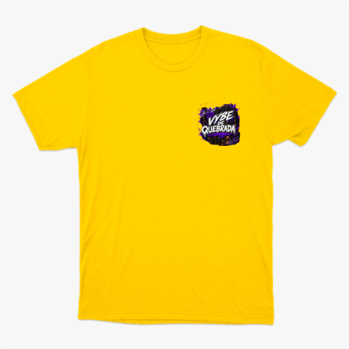 Camiseta com estampa frontal de letras estilizadas acompanhadas por um padrão geométrico vibrante em segundo plano.