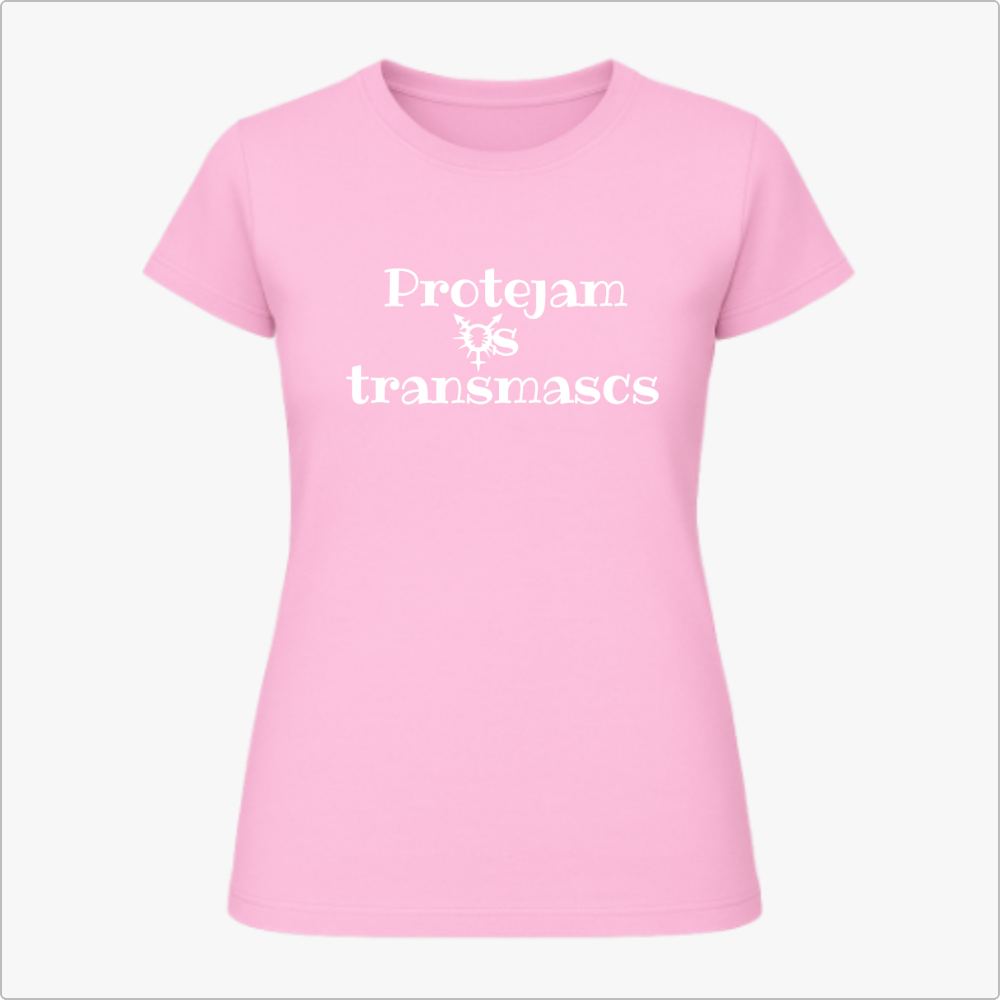 Camiseta com estampa frontal de texto "Protejam os transmascs", com um símbolo gráfico central entre as palavras.