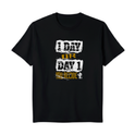 Camiseta com estampa frontal de texto em fontes variadas: "1 DAY OR DAY 1 YOU DECIDE", combinando estilos desgastados em branco e dourado.