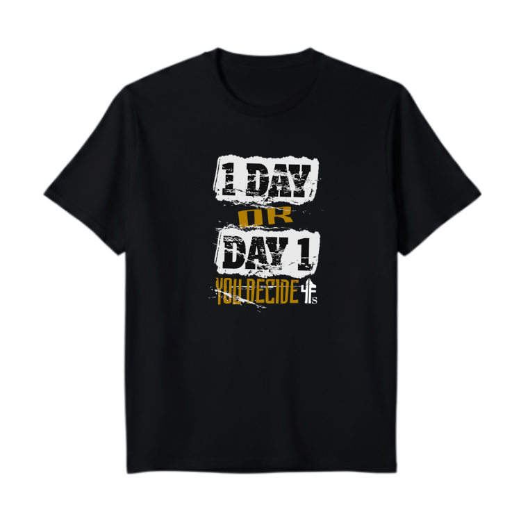 Camiseta com estampa frontal de texto em fontes variadas: "1 DAY OR DAY 1 YOU DECIDE", combinando estilos desgastados em branco e dourado.
