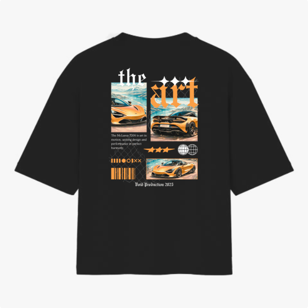 Camiseta com estampa traseira de montagem gráfica com carros esportivos sobre fundo de nuvens, texto estilizado "the art", e elementos geométricos decorativos.