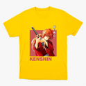 Camiseta com estampa frontal de personagem de anime empunhando uma espada, com cabelo laranja e trajando kimono, sobre fundo destacado, acompanhada por texto.