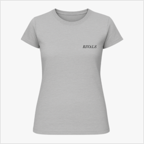 Camiseta com estampa frontal de texto minimalista "RIVALS" no lado esquerdo do peito e estampa traseira de carros de corrida com sobreposição de textos.