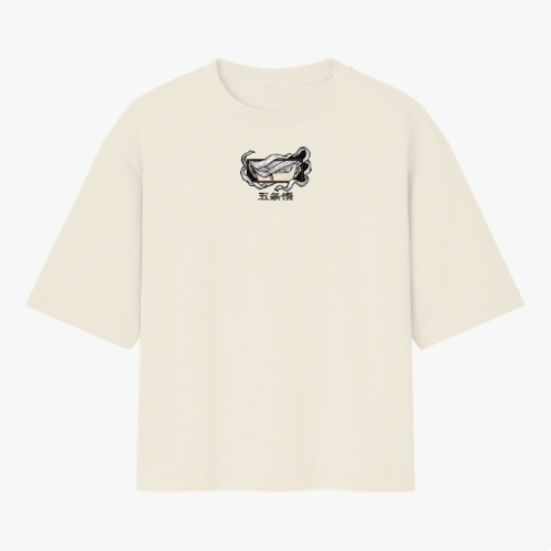 Camiseta com estampa frontal de um par de mãos estilizadas segurando um par de óculos de natação com caracteres kanji logo abaixo.