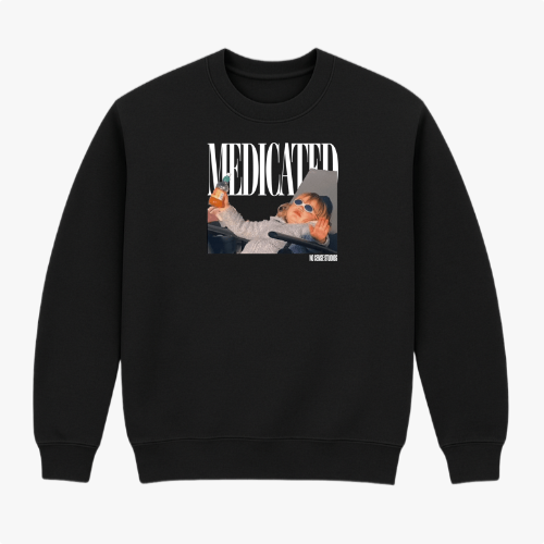 Moletom com estampa frontal de personagem relaxando em uma cadeira, usando óculos escuros, segurando bebida, com texto "MEDICATED" em destaque acima.