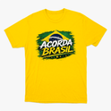 Camiseta com estampa frontal de bandeira estilizada, com o texto "ACORDA BRASIL" em destaque sobre um fundo pincelado e cinco estrelas alinhadas.