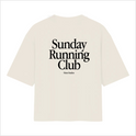 Camiseta com estampa frontal de "Sunday Running Club" em letras pequenas no peito e estampa traseira de "Sunday Running Club" grande, com "Nines Studios".