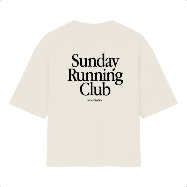 Camiseta com estampa frontal de "Sunday Running Club" em letras pequenas no peito e estampa traseira de "Sunday Running Club" grande, com "Nines Studios".