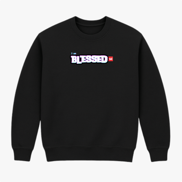Moletom com estampa frontal de texto em destaque "I am BLESSED" com efeito de sombra, complementado por um detalhe retangular menor ao lado direito.
