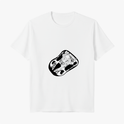Camiseta com estampa frontal de astronauta em traje espacial dentro de uma cápsula em estilo desenho, com detalhes geométricos e espaçonave ao redor.