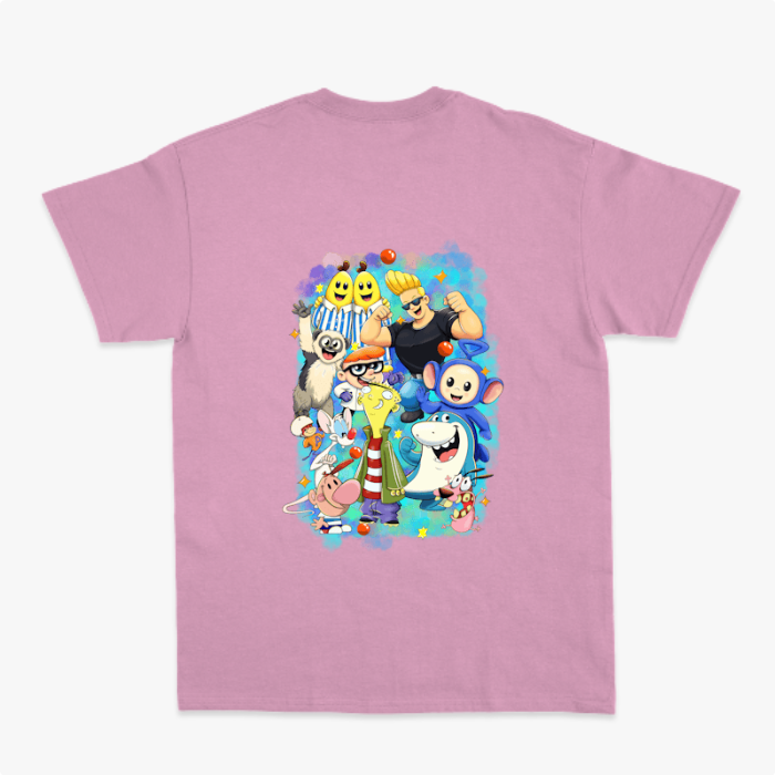 Camiseta com estampa frontal de assinatura estilizada em caligrafia cursiva e estampa traseira de diversos personagens em estilo cartunesco rodeados por elementos coloridos.