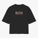 Camiseta com estampa frontal de texto estilizado em branco e vermelho, trazendo duas palavras sobrepostas com tipografias distintas e modernas.