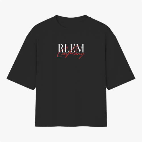 Camiseta com estampa frontal de texto estilizado em branco e vermelho, trazendo duas palavras sobrepostas com tipografias distintas e modernas.