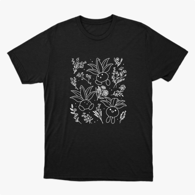 Camiseta com estampa frontal de desenhos sorridentes de criaturas vegetais estilizadas, cercadas por delicados detalhes de flores e folhagens diversas.