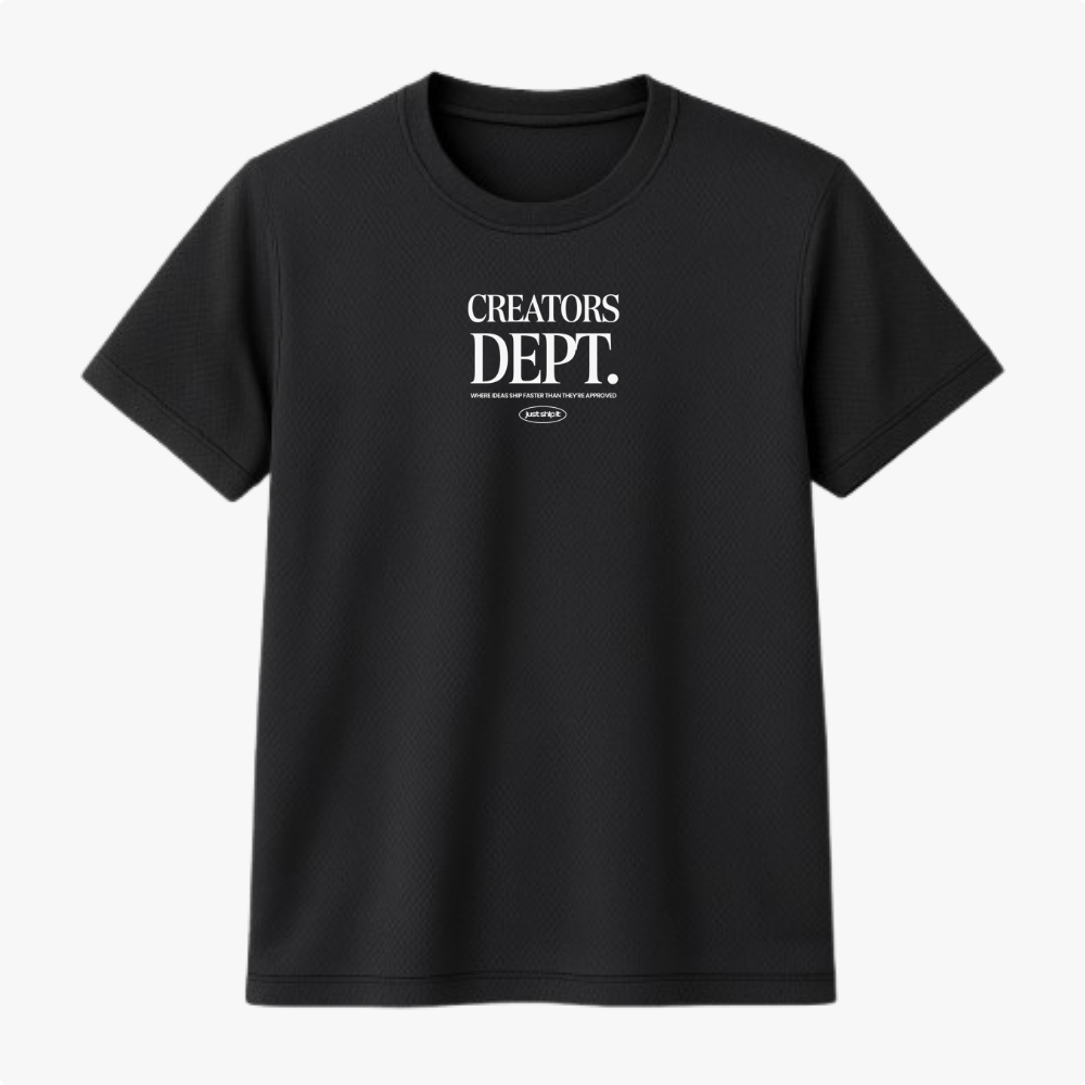 Camiseta com estampa frontal de texto estilizado "CREATORS DEPT." seguido de uma frase menor e um pequeno logotipo oval com inscrição central.